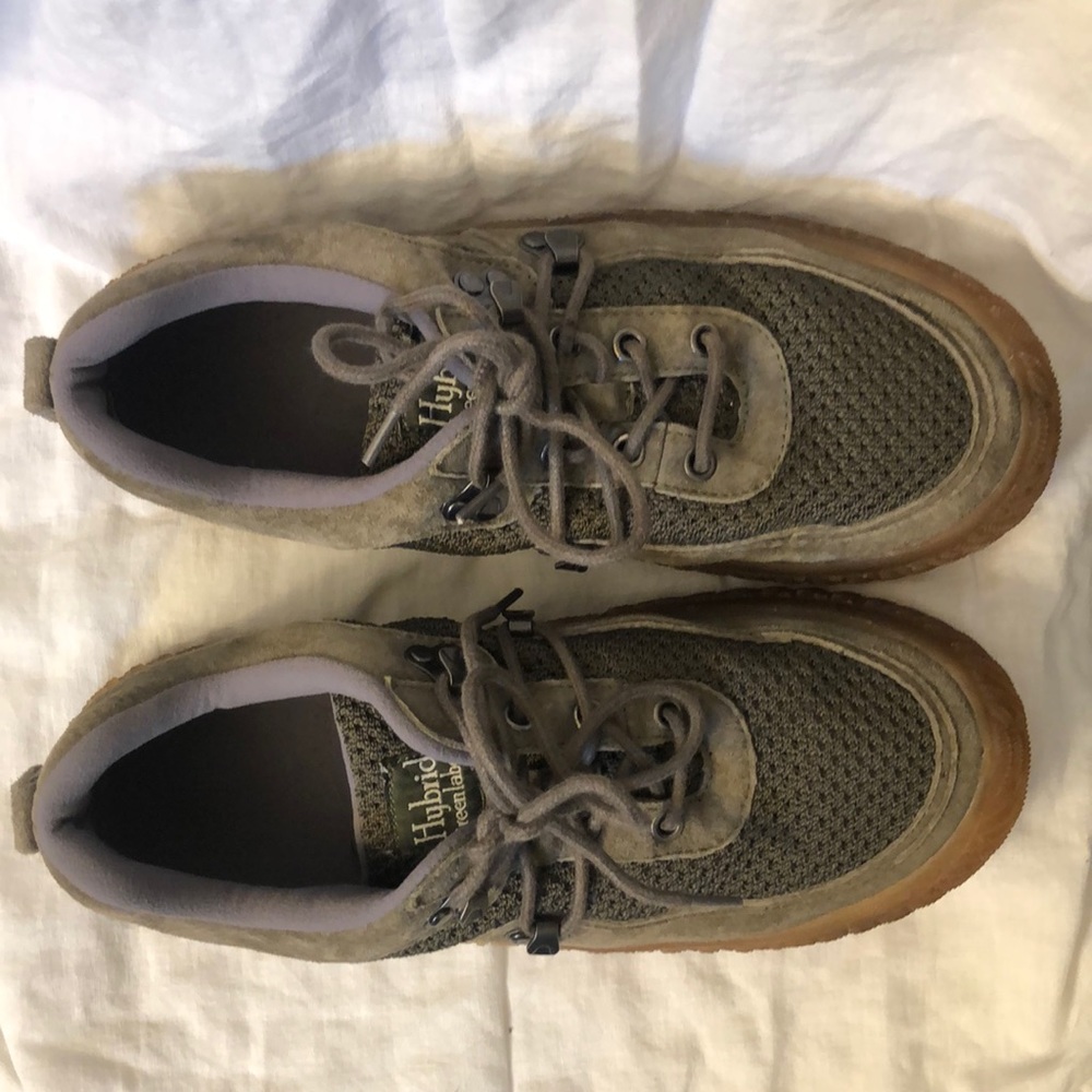 Hybrid Green Label: Curious Sneaker. Green